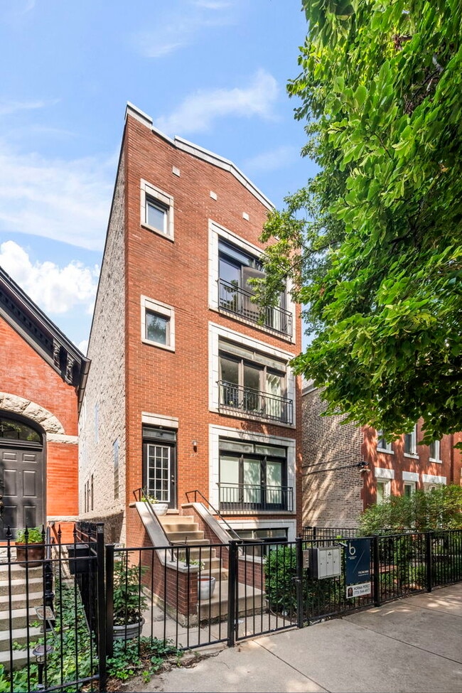 Building Photo - 876 N Hermitage Ave Unit 3