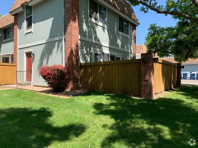 Building Photo - 2 Bedroom 1.5 Bath End Unit Townhome!