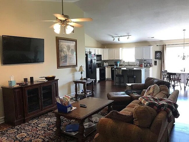 Photo - 412 Woodford Way