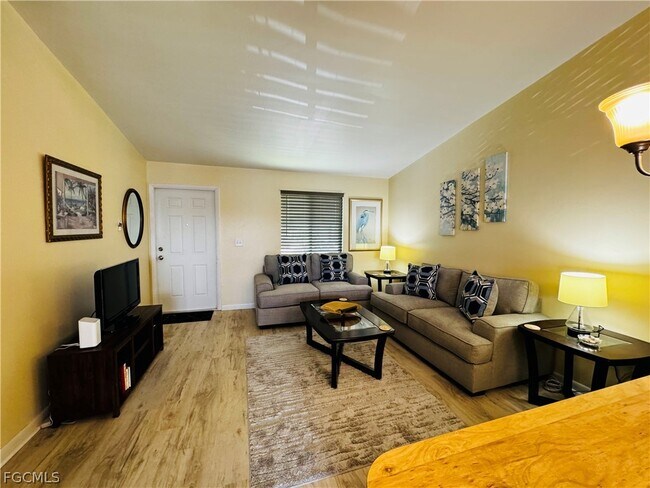 Photo - 4903 Vincennes St Unidad 212