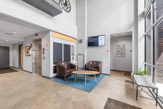 lobby - 1122 W Catalpa Ave Unit 703