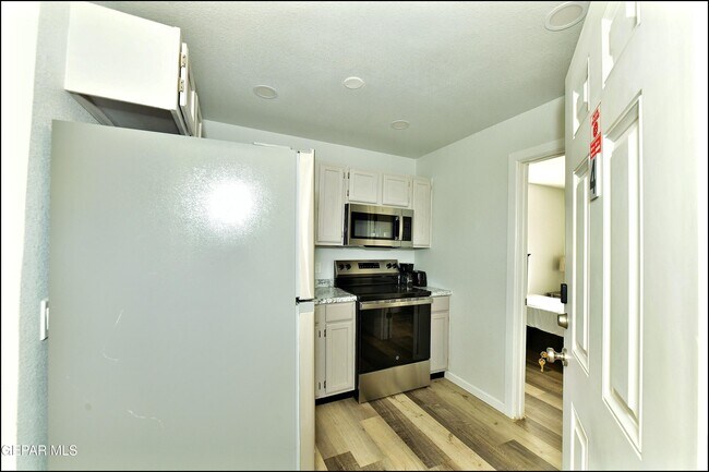 6806 Alameda Ave