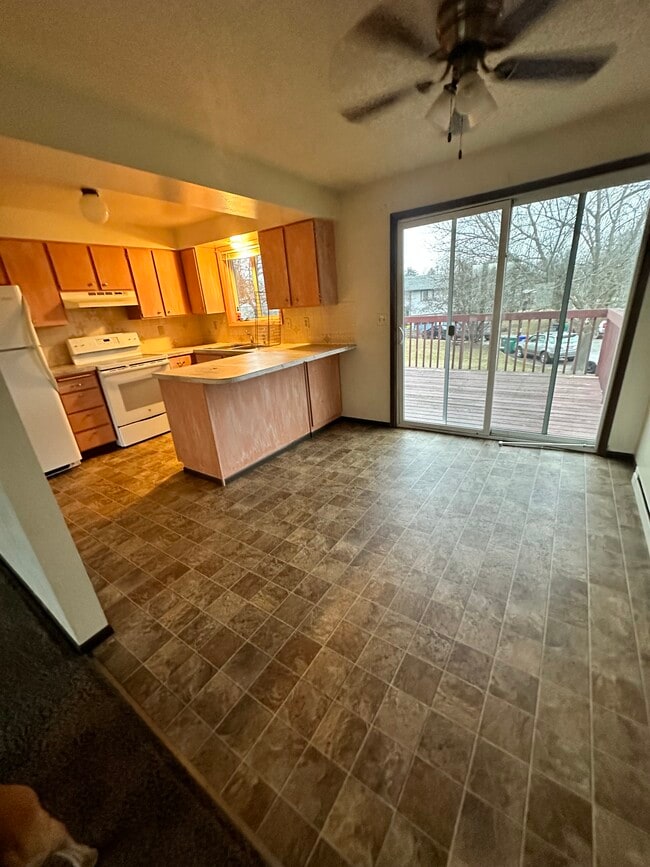 Building Photo - 2219 /2221 n Bessie Unit 2219
