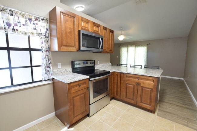 Photo - 870 Farrington Dr