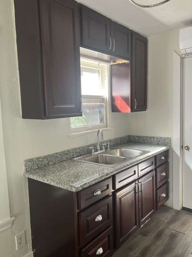 Photo - 3516 Nagle St