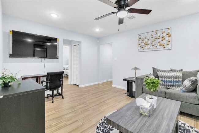 Building Photo - 5815 Schevers St