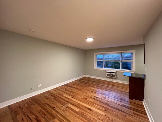 Photo - 696 Elm Pl