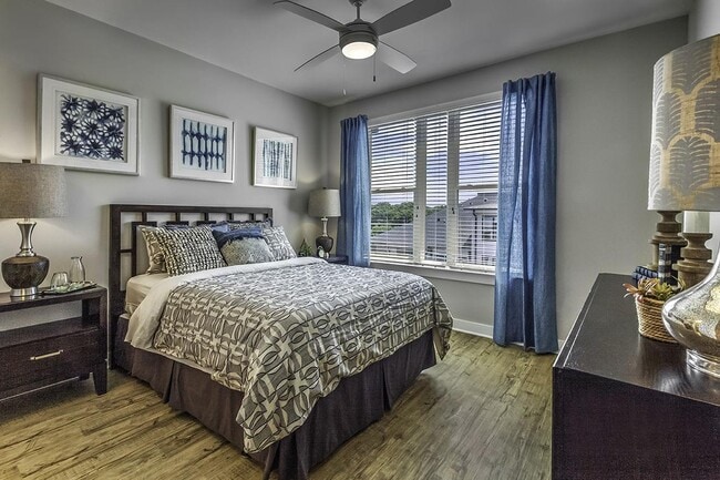 Photo - Midwood Station