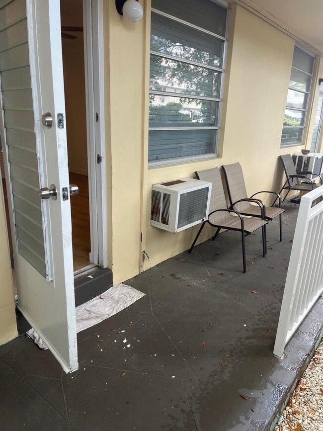 Photo - 441 Collins Ave Unit 6