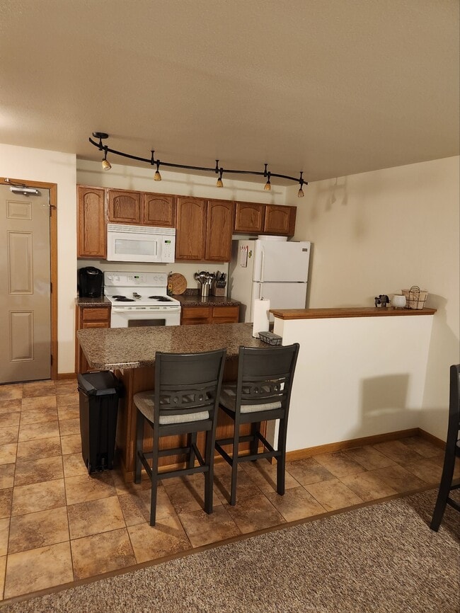 Building Photo - 4960 Service Dr Unit 105