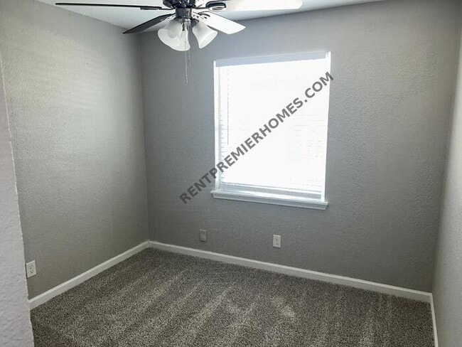 Photo - 1833 Grove Cir