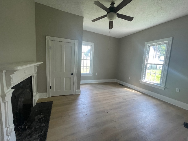 Photo - 412 W 12th St