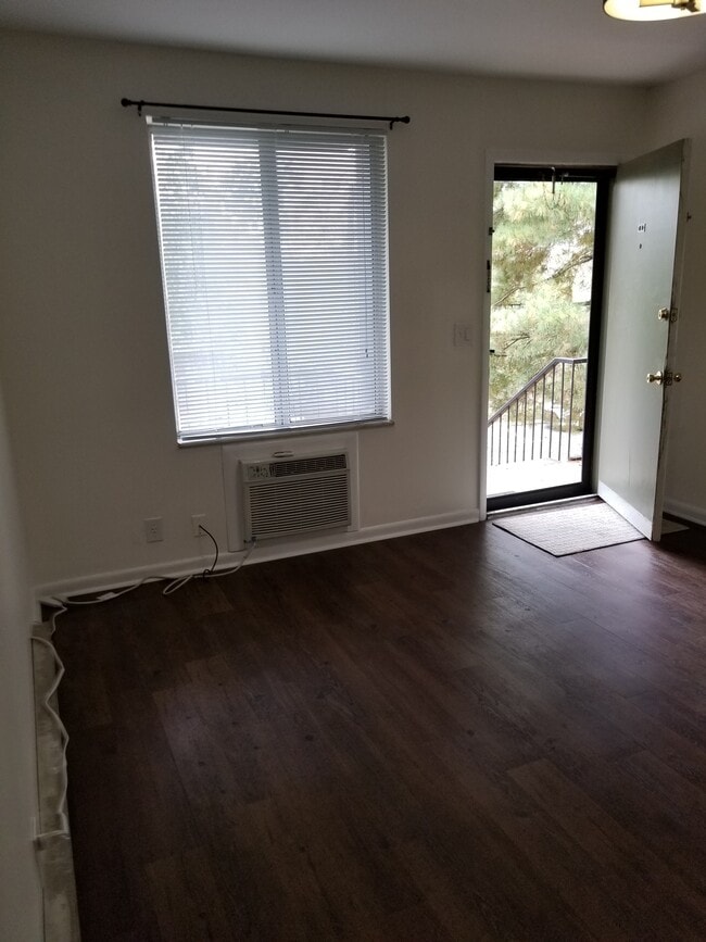 Puerta nueva y pisos de madera noble - 2601 Hillsboro Pike Unidad M14