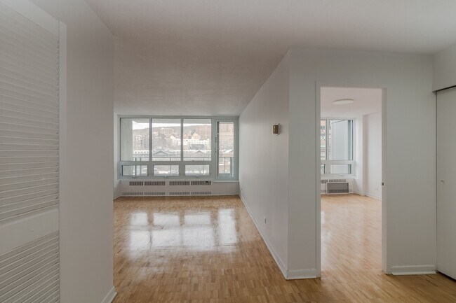 Building Photo - 1975 Maisonneuve Blvd W Unit 711