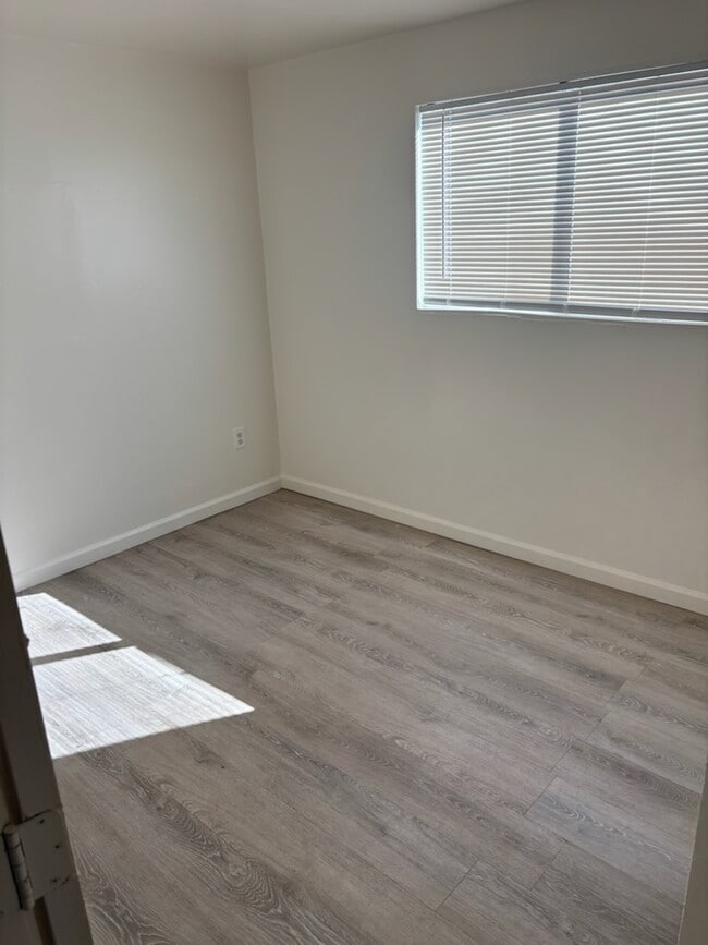 Photo - 1688 Linden St