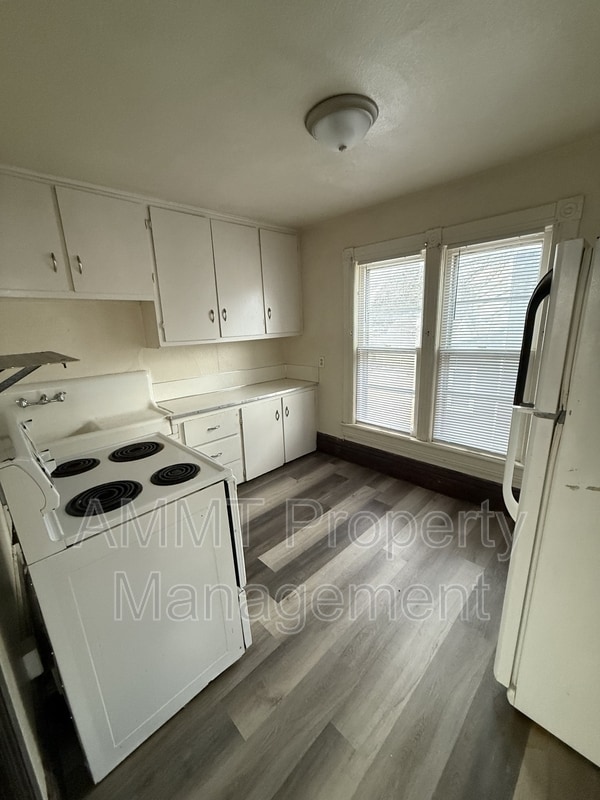 Photo - 723 W 1st St