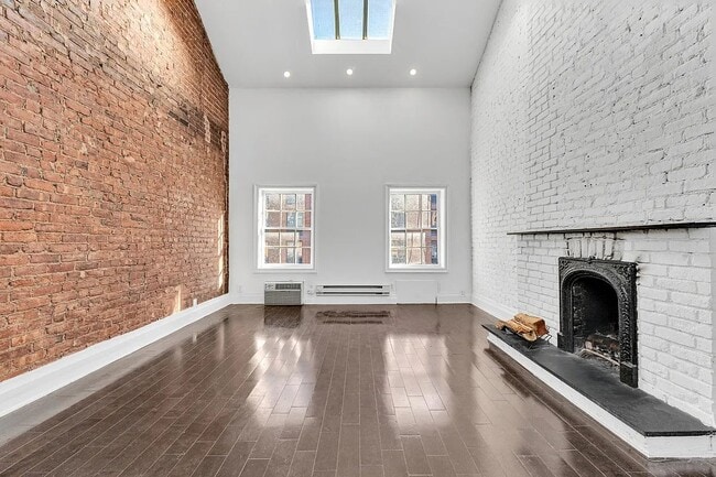 Building Photo - 404 W 22nd St Rental