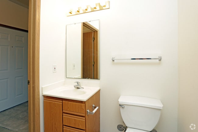 1BR, 1BA - 627 SF - Bathroom