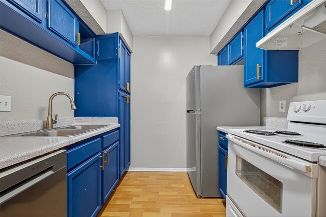 Building Photo - 10555 Turtlewood Ct Unit 2601 Rental