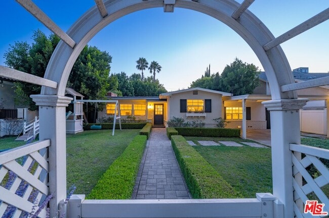 Photo - 5525 Matilija Ave