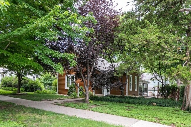 Photo - QUAINT COTTAGE IN THE CENTER OF IT ALL!