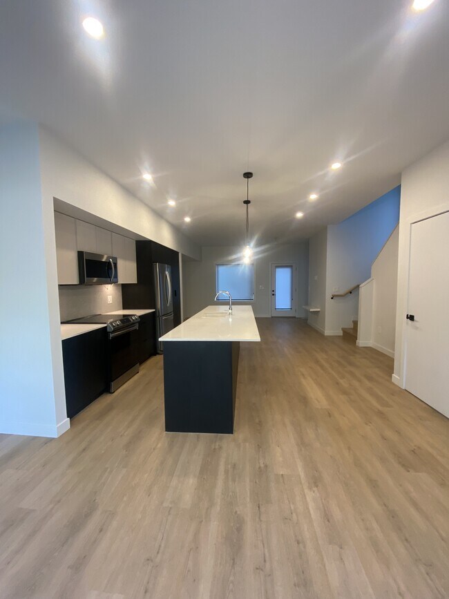 Photo - KL28-KL27 27 St SW Unit U1 -3002