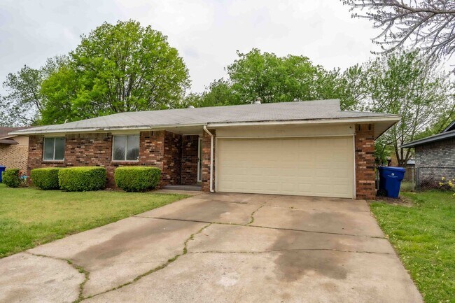 Photo - 4 Bed / 2 Bath in Broken Arrow!