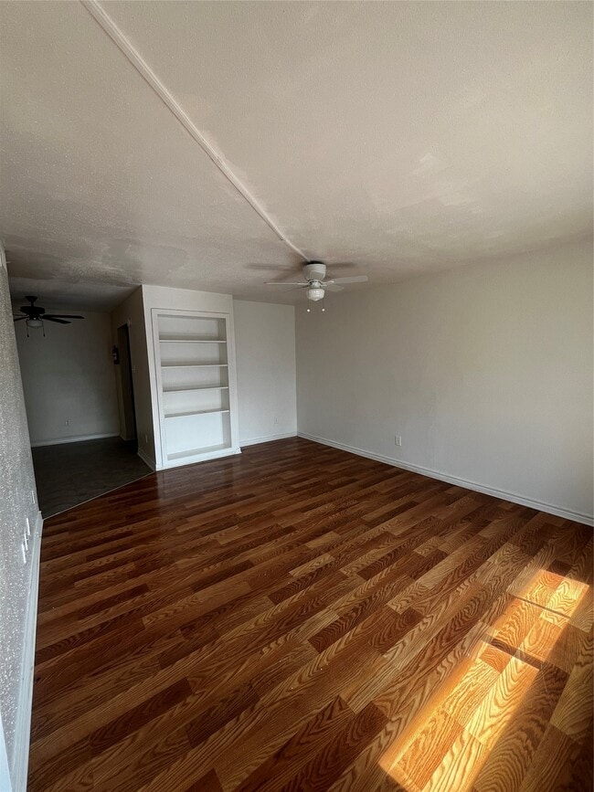 Building Photo - 5625 Antoine Dr Unit 408