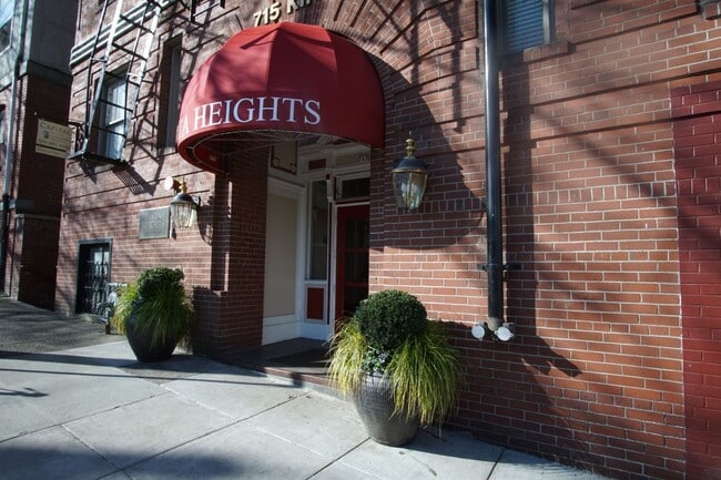 Building Photo - Fabulous Top Floor Studio with Vintage Character! Unit 63