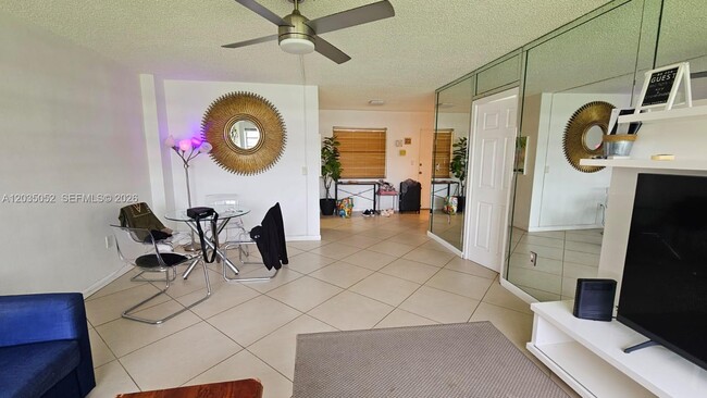 Photo - 220 Kings Point Dr Unidad 105