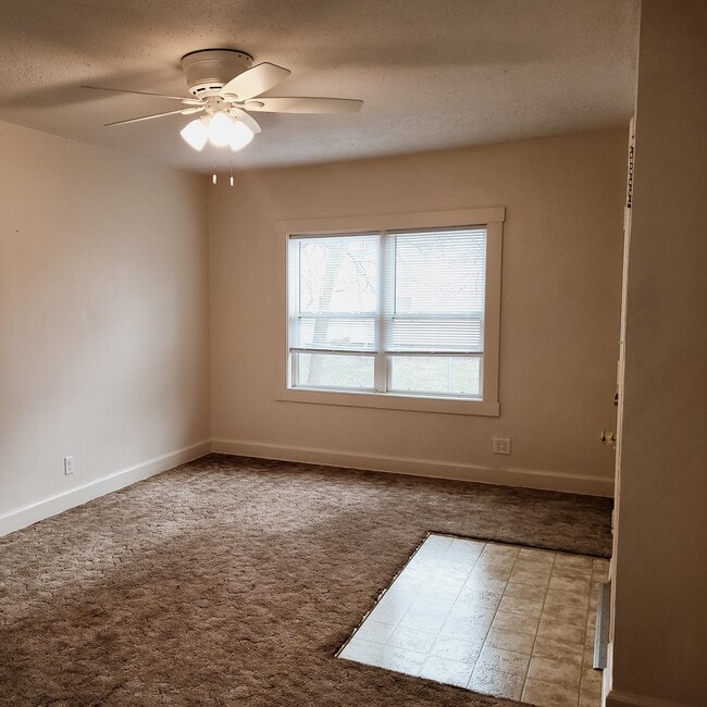 Photo - 530 W 10th St N