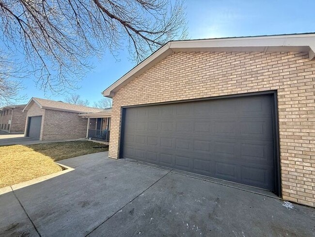 Building Photo - Beautifully Maintained 2 Bed, 2 Bath Ranch Style Townhome with 2 Car Garage in East Loveland