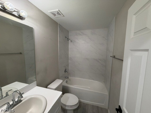 Photo - 740 Foxtail St E