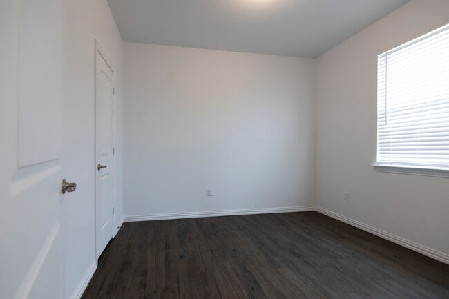 Photo - 1471 Streamside Dr