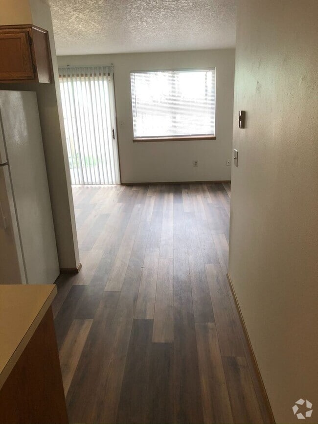 Building Photo - Nice 3 Bedroom, 1.5 Bath Duplex Near Linfield Rental