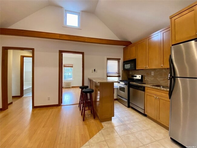 Photo - 53-56 72nd Pl-