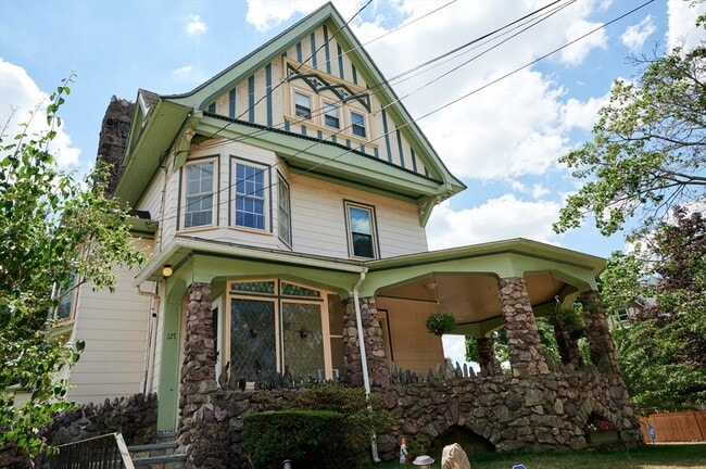 Building Photo - 127 Upham St Unit 2