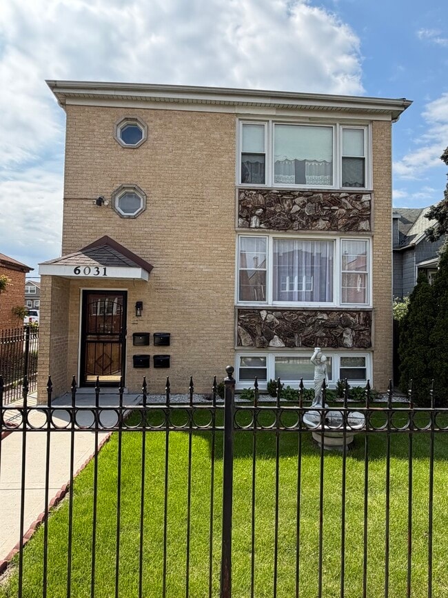 Building Photo - 6031 W Addison St