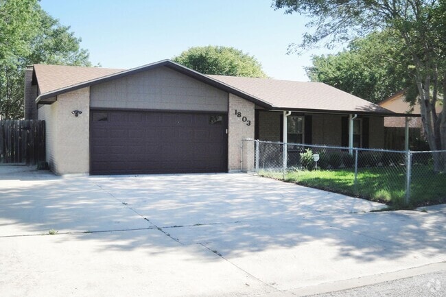 Building Photo - 1803 Fairway Dr Rental