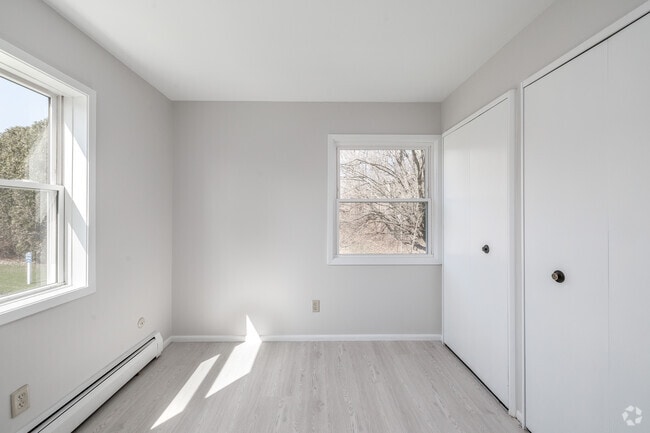 2BR, 1BA - 800SF - Primary Bedroom