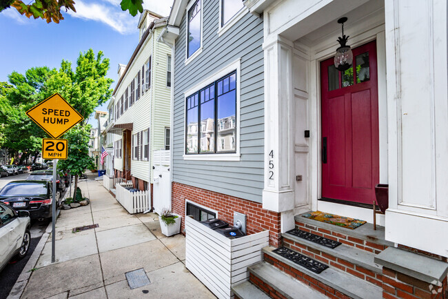 Building Photo - 452 W 4th St Unit 452 Rental