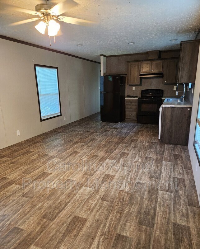 Photo - 220 Starling Ln