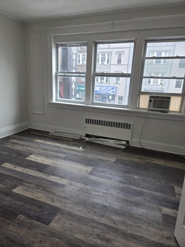 Photo - 7409 Broadway