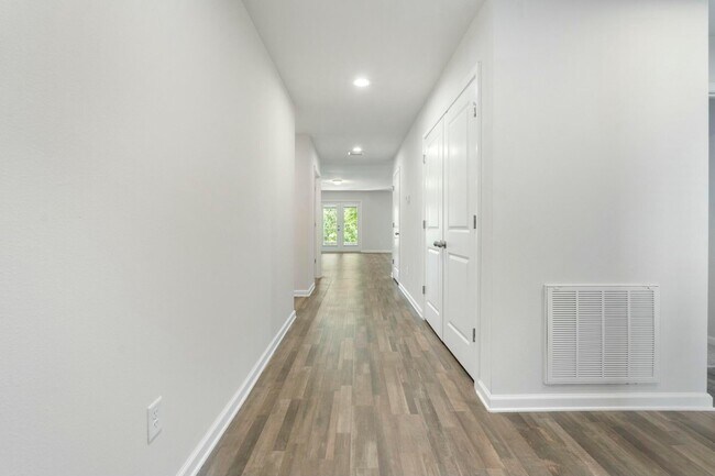Photo - 610 Riverwalk Cir