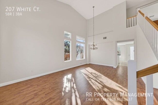 Photo - 207 White Ct