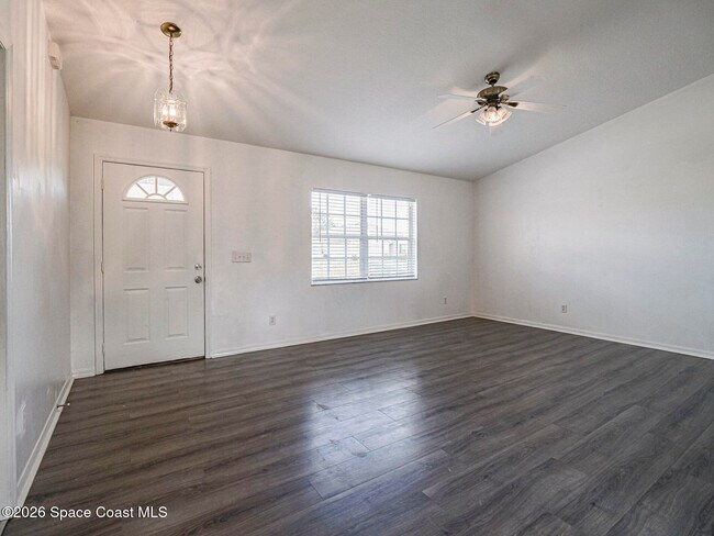 Photo - 483 Melrose Ln