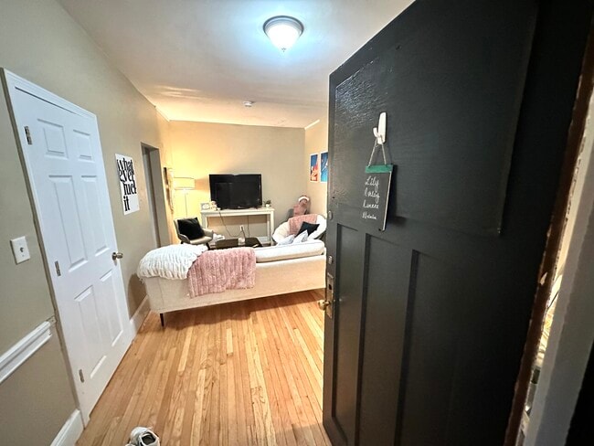 Building Photo - 68 Egmont St Unit 5