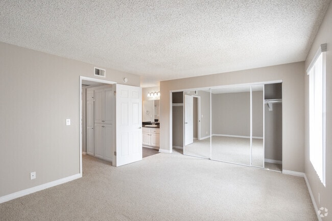 2 habitaciones, 1 baño - 950 pies cuadrados - Primer dormitorio - Country Hills Apartment Homes