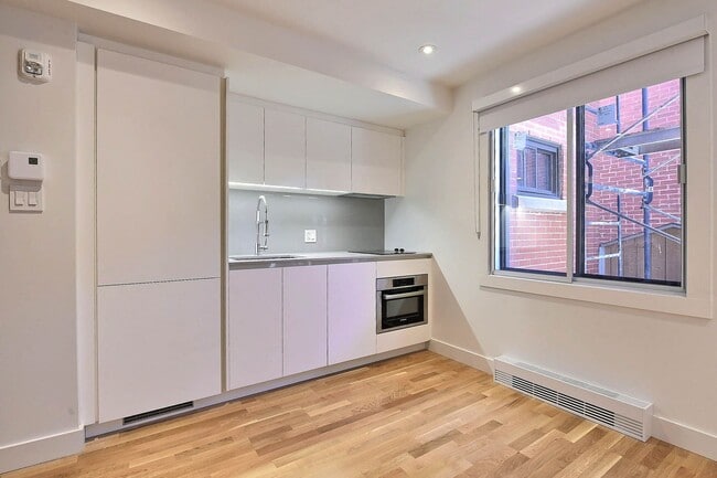 Building Photo - 3195 Av. Van Horne Unit 101