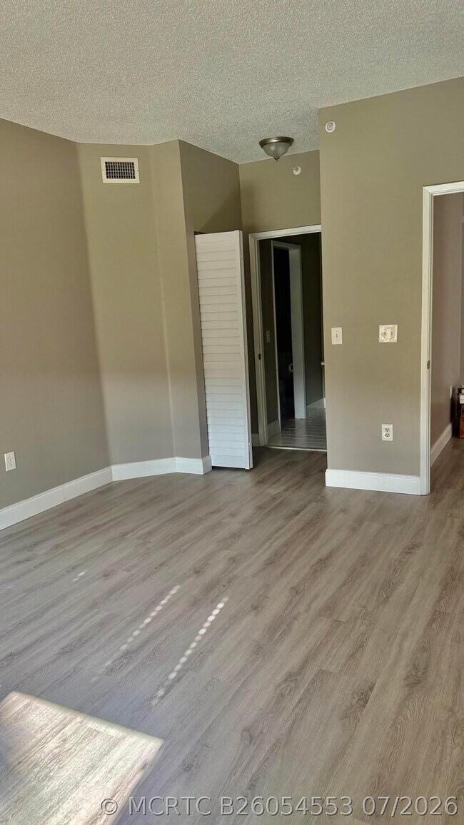6952 SW 39th St Unit C202